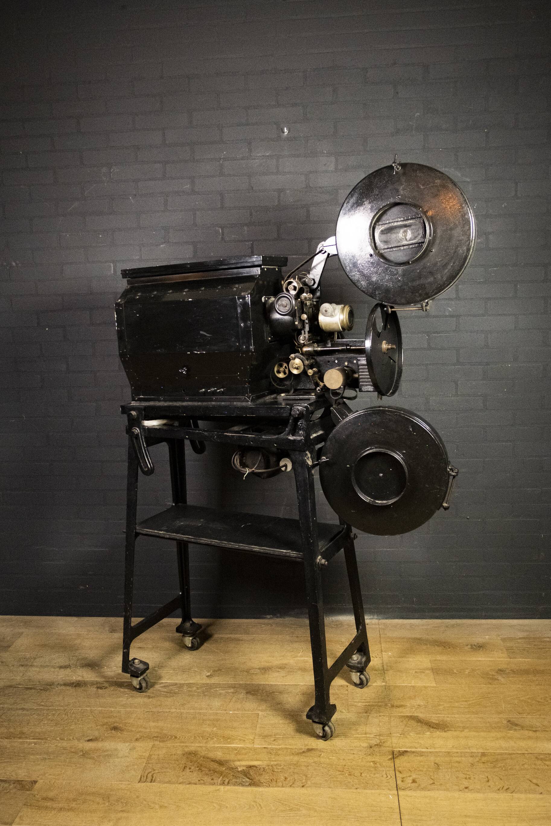 Antique cinema/theatre Film projector