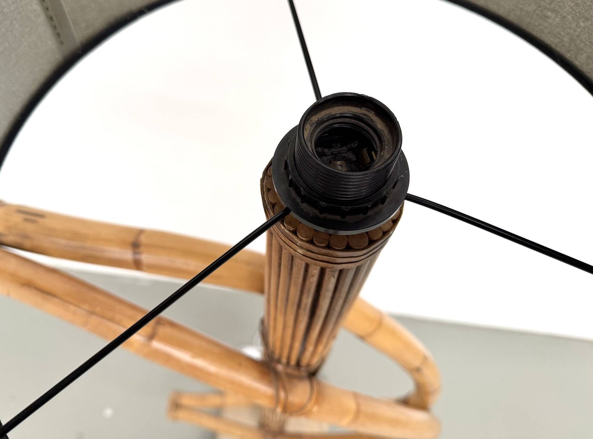 Lampadaire sculptural en rotin cintré