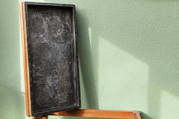 Table de métier, début 20ème, en bois et zinc riveté