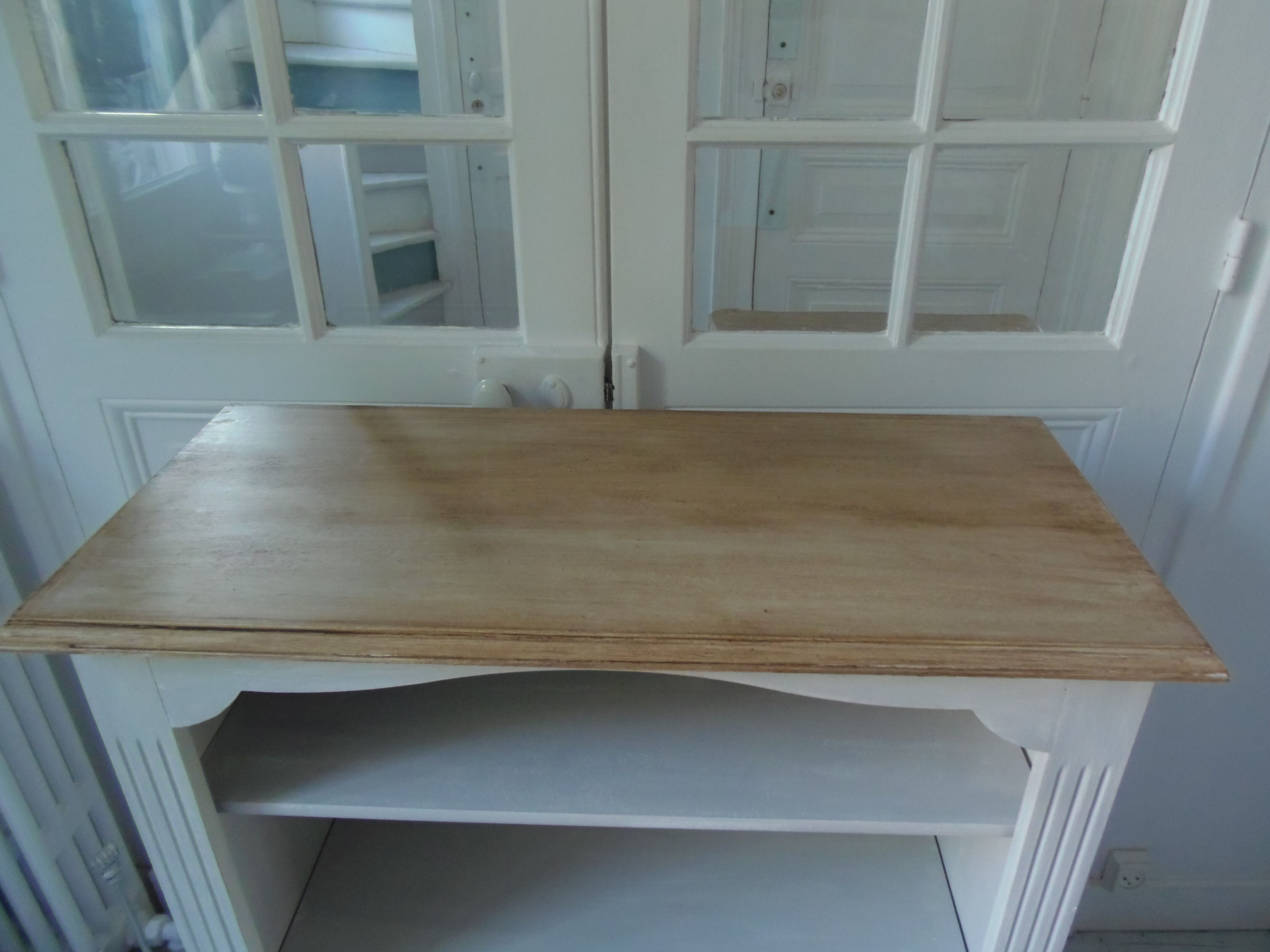 Pearl gray patinated library, 2 shelves, wooden tray.