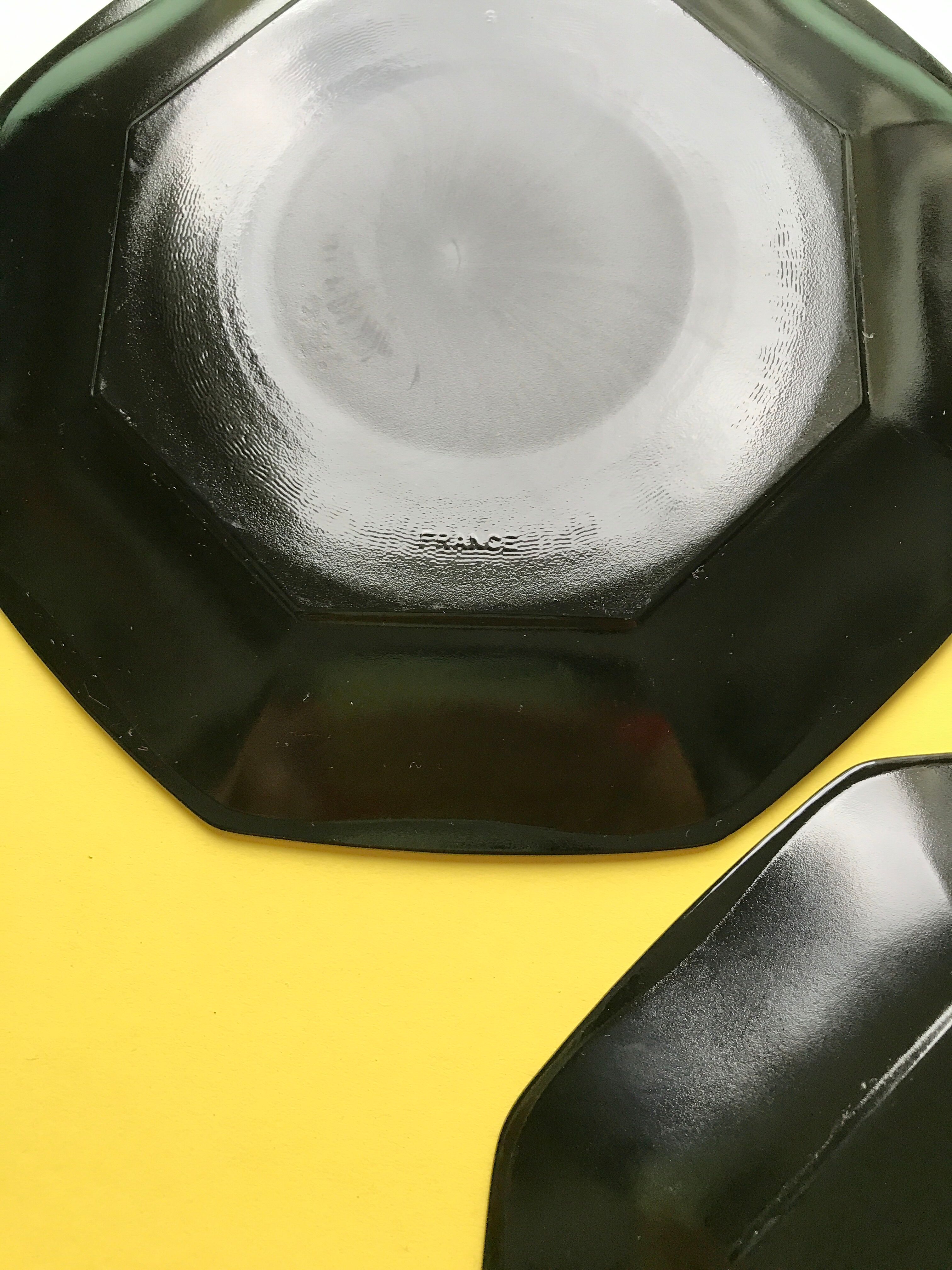 Lot of 12 black and red plates 80s of the style arcoroc collection octime