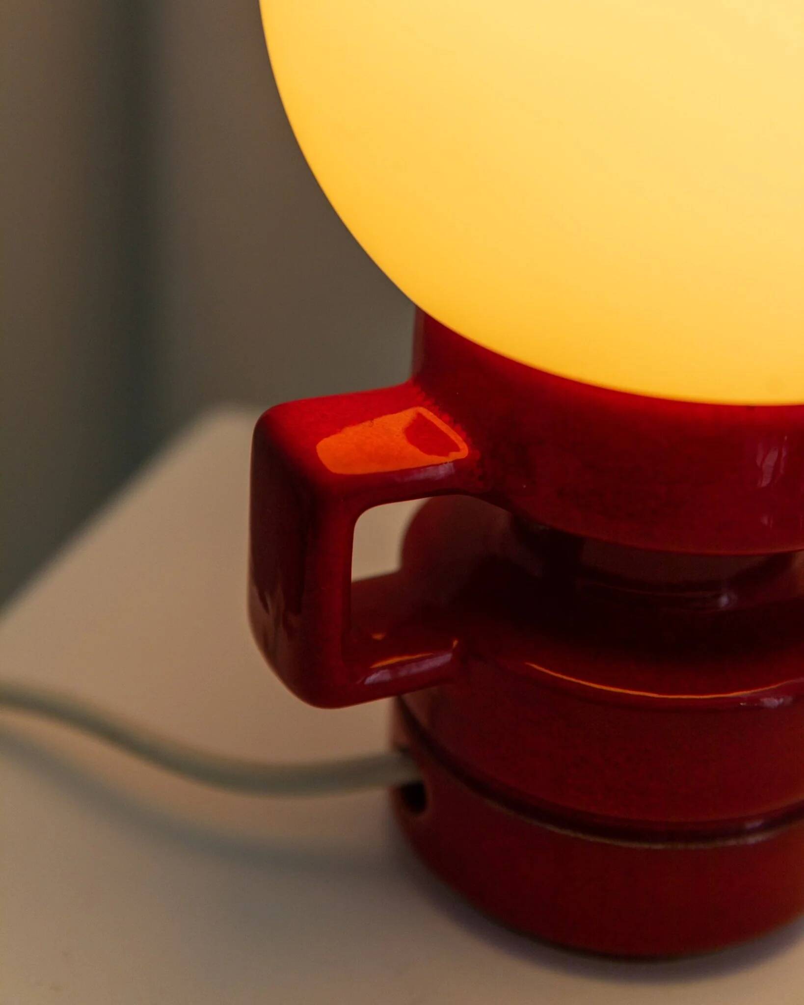 Vintage ceramic table lamp, Italy, 1970s - Red with white glass shade - Mid-century design