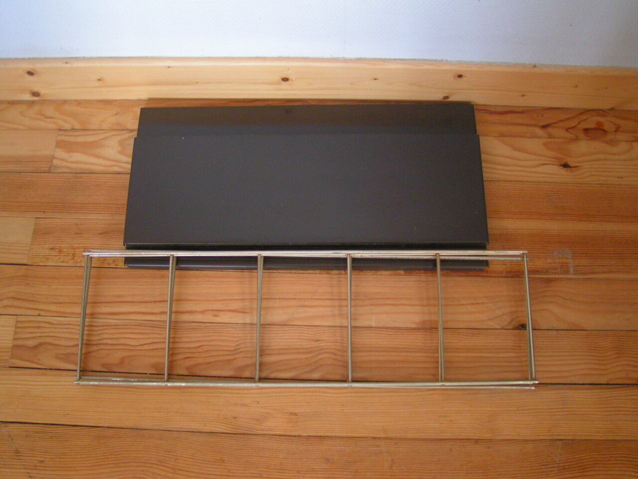 Metal wall string shelf