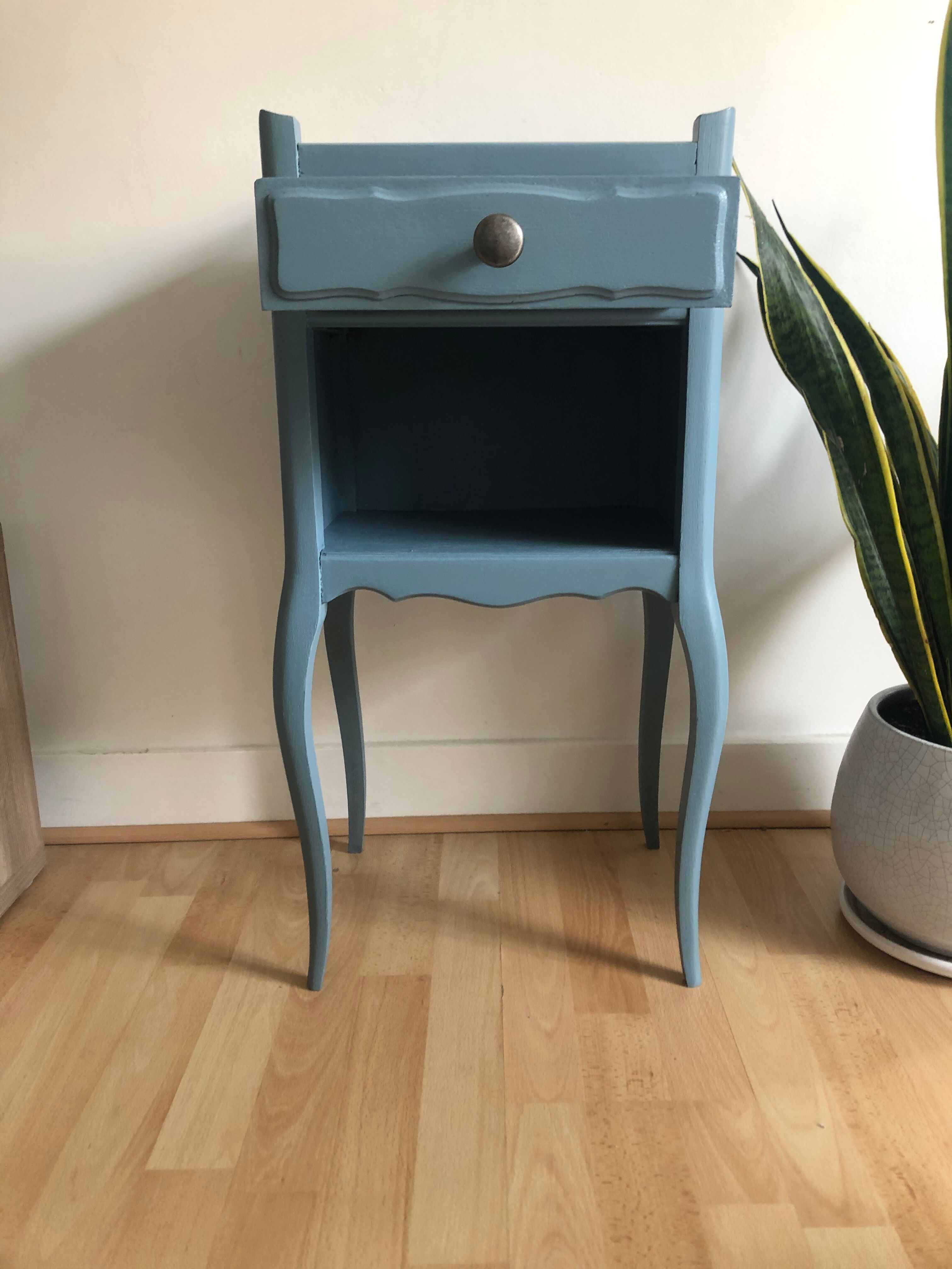 Guéridon en bois bleu
