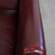 Fauteuil à oreilles en cuir de vachette rouge bordeaux de style anglais