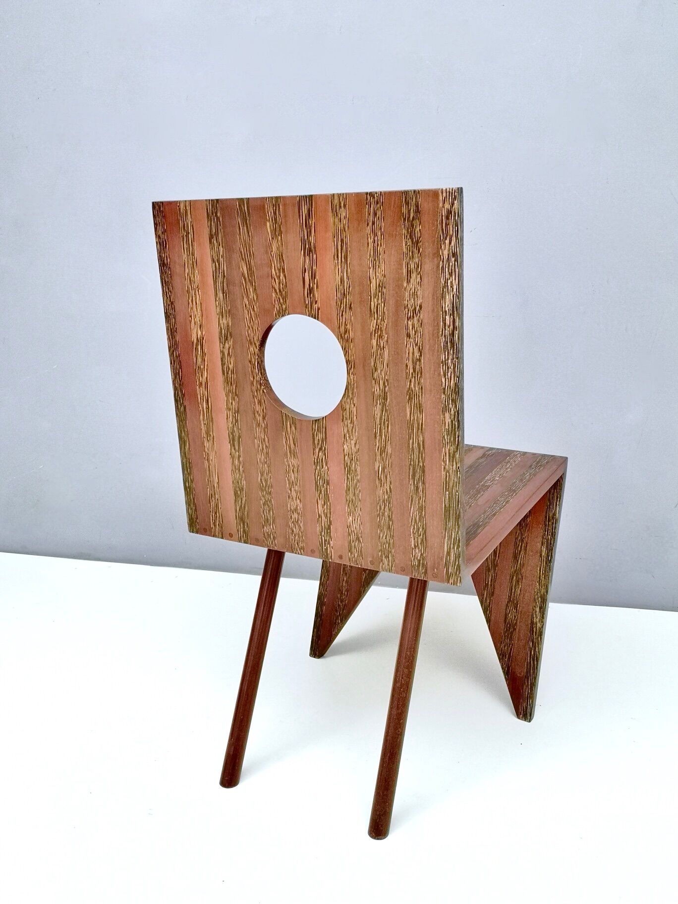 Chaise d’appoint géométrique en hêtre massif et en noyer postmoderne faite à la main, Italie années 1980