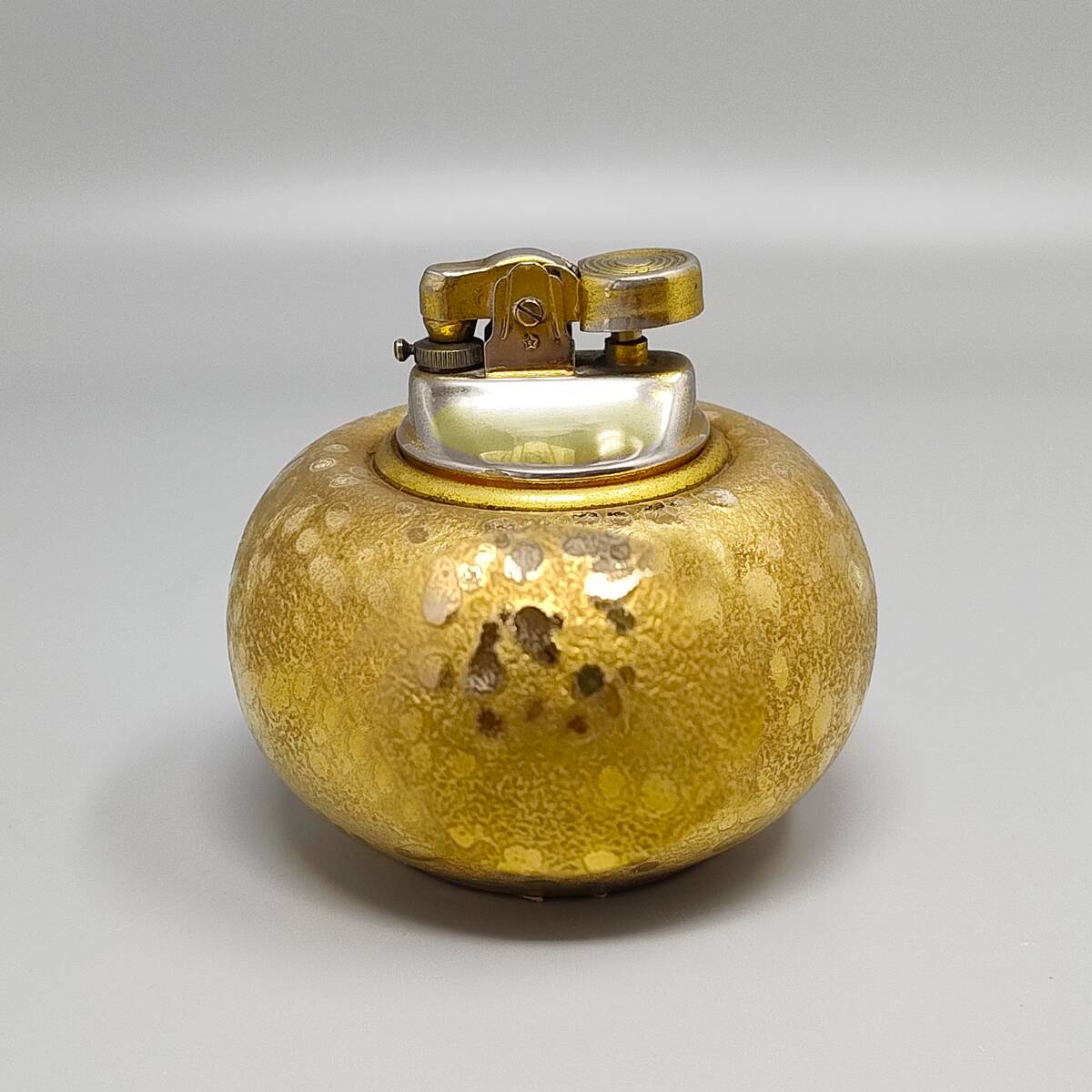 Service à fumer artisanal des années 1970, en céramique et feuille d'or. Fabriqué en