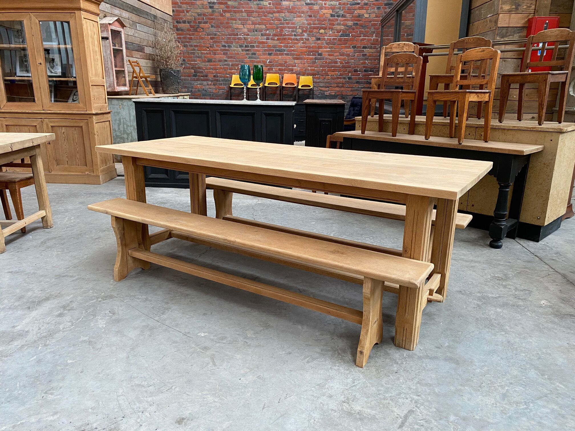 Oak farmhouse table and its 2 benches