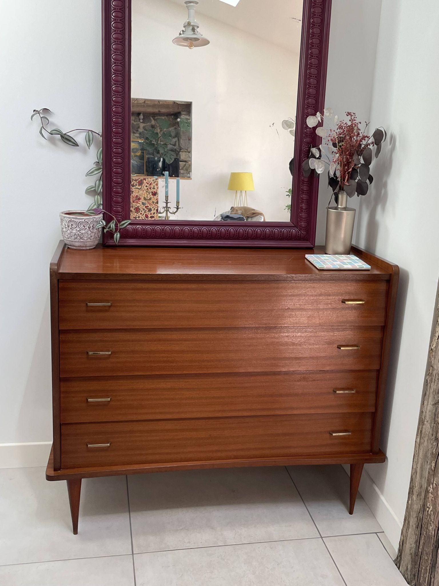 Vintage chest of drawers with 4 drawers and tapered legs by Simmob (1960s/1970s)