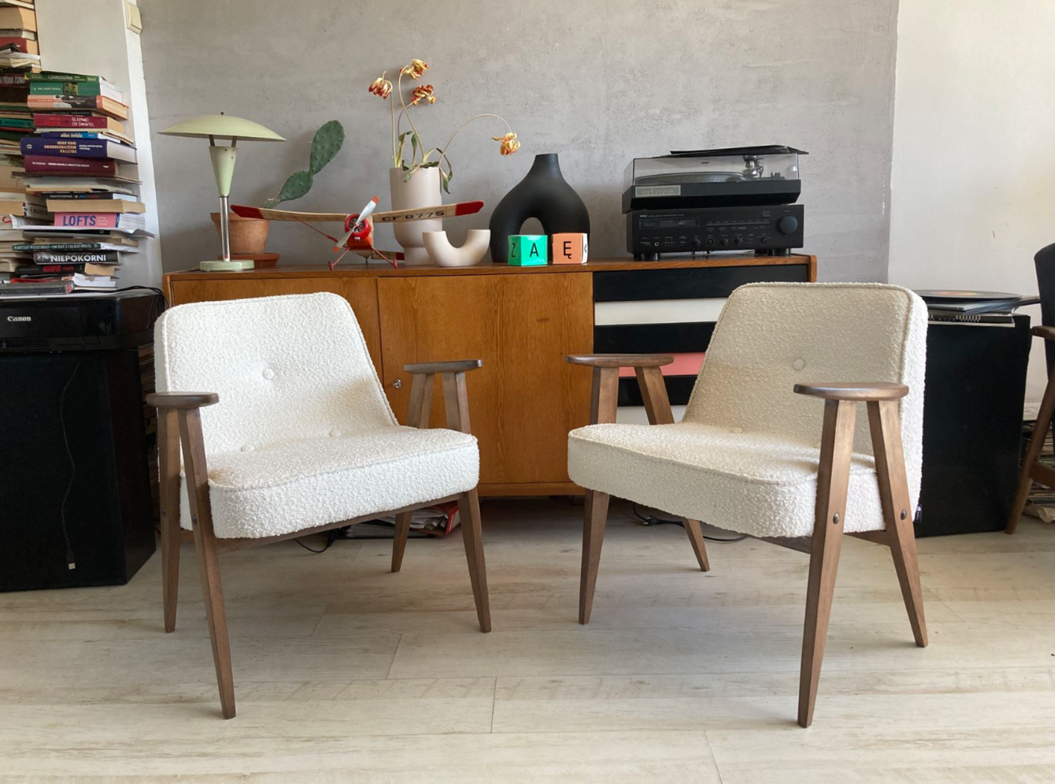 Chaise 366 en tissu boucle conçue en 1962 par J. Chierowski