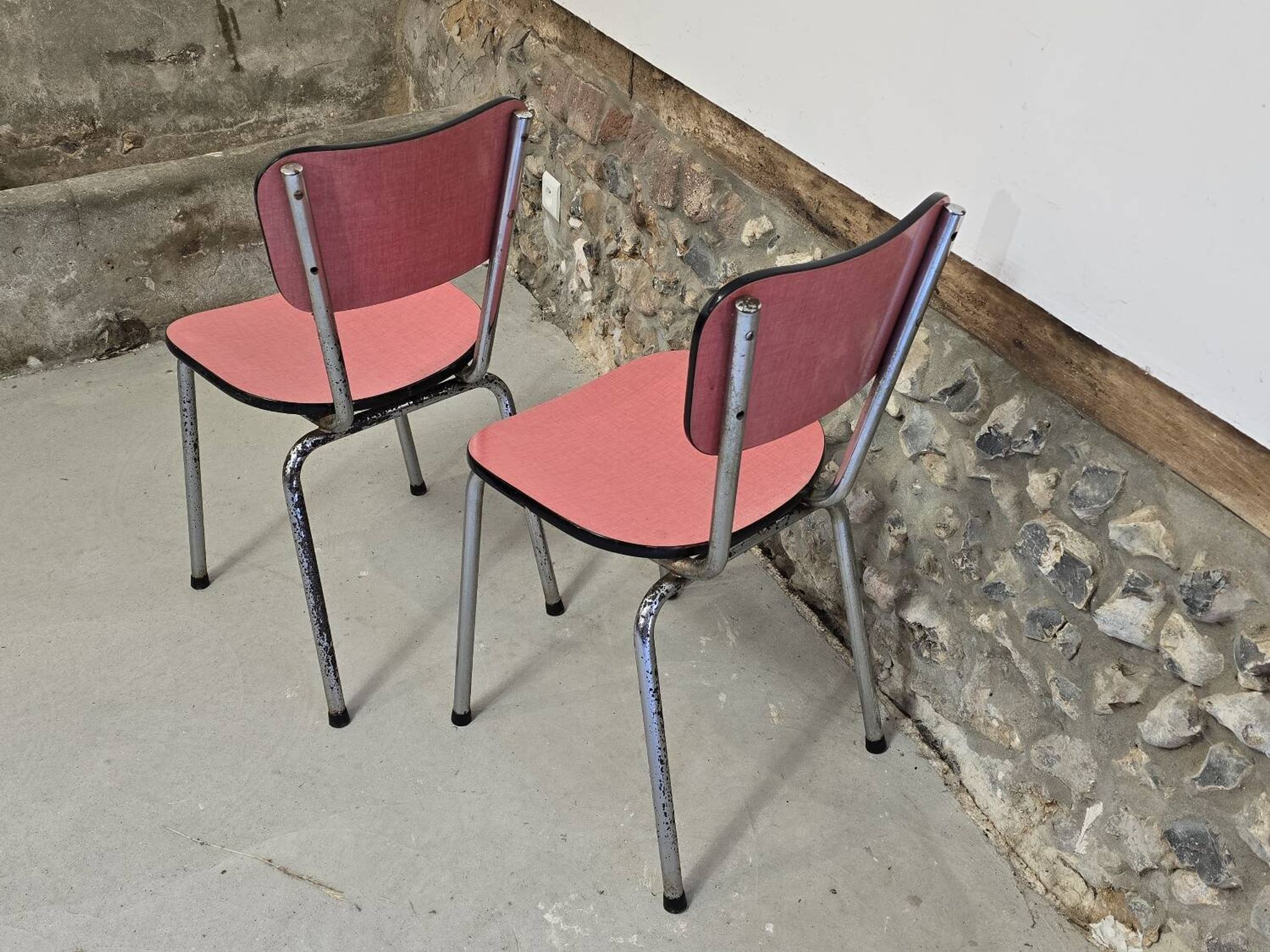 Paire de chaises en formica rose