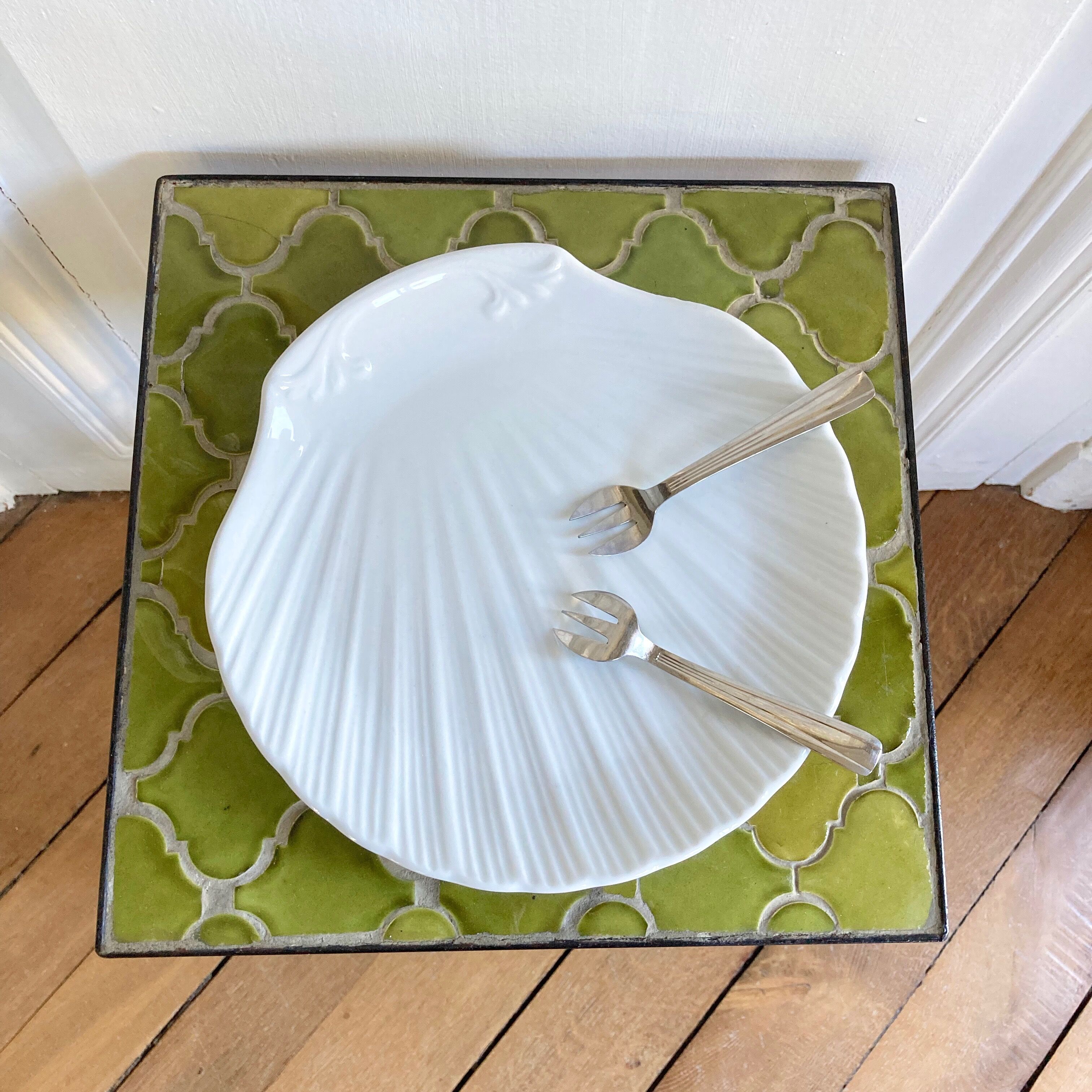 Porcelain scallop dish