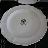 8 Wedgwood plates in English earthenware 19th black monogram