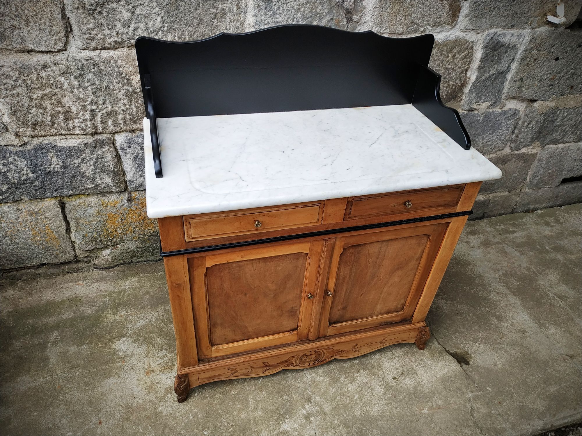 Old toilet table bahut