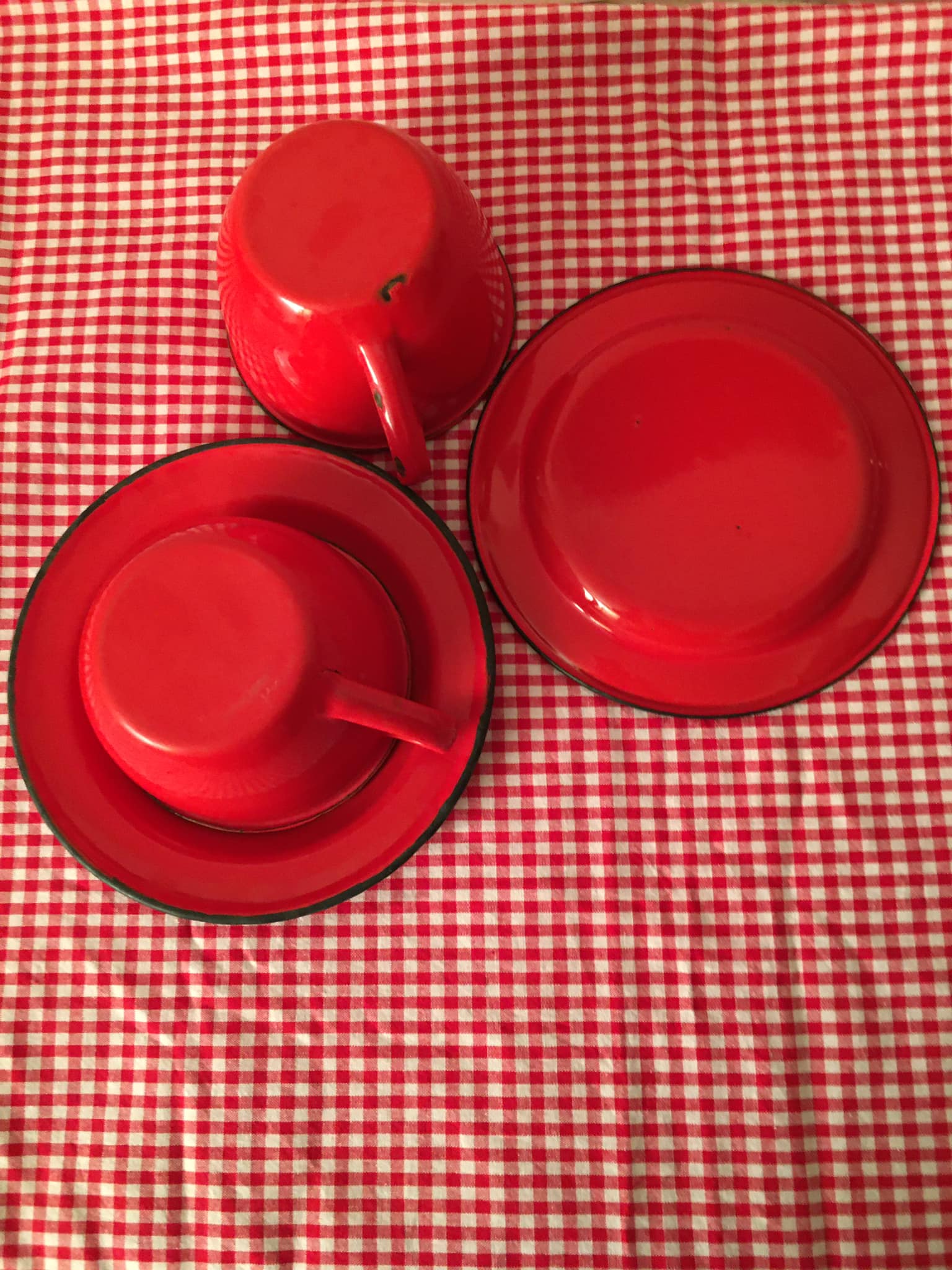 2 cups and their red enamelled saucer