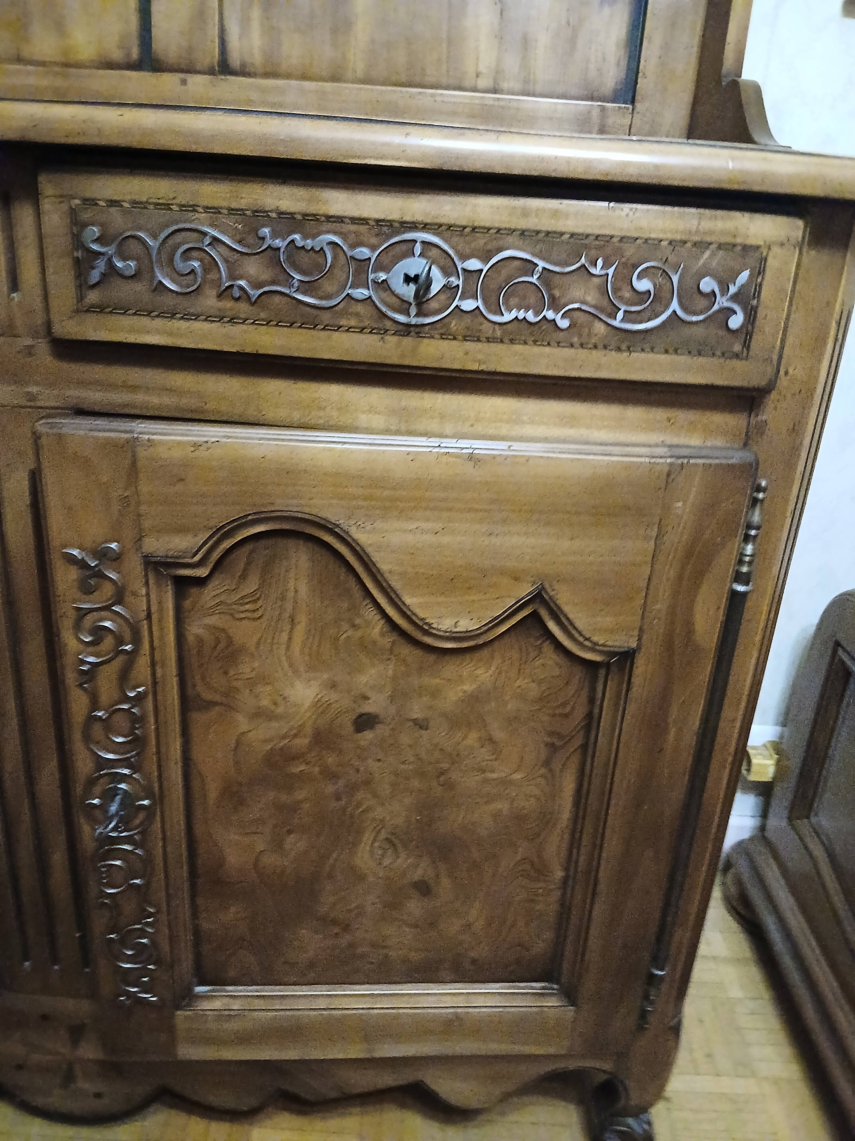 Antique Vendée dresser in solid elm by artisan Chaillou Hermouet.