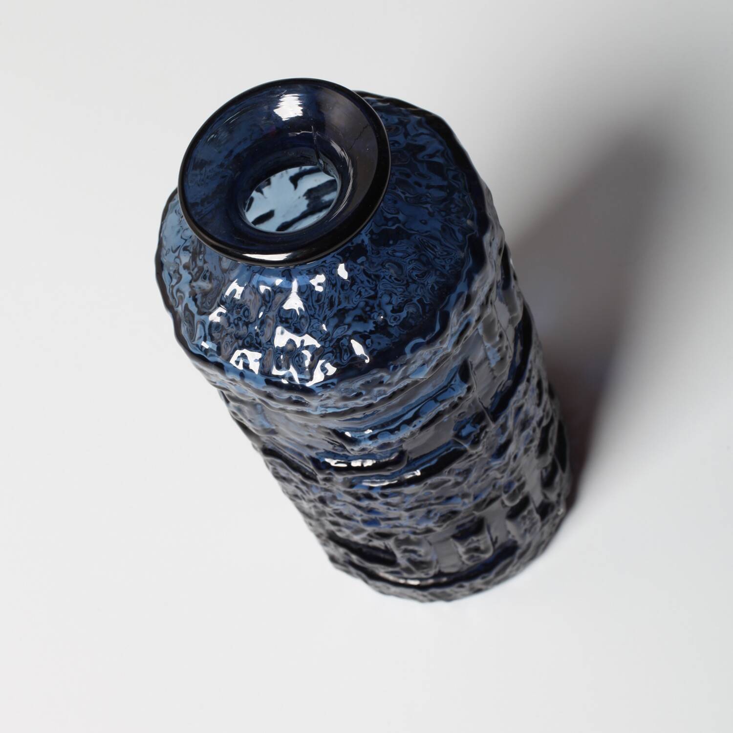 Vase en verre bleu cobalt : design suédois moderne du milieu du siècle / années 1970