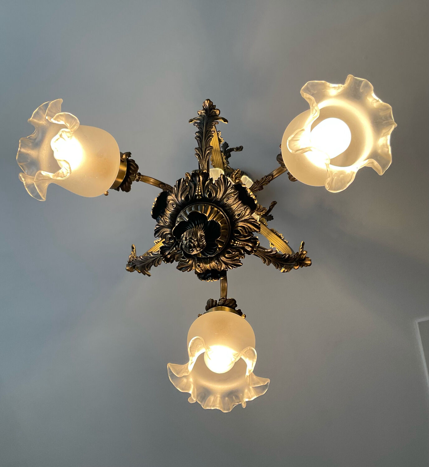 Ancien lustre cage en bronze et 4 feux tulipe