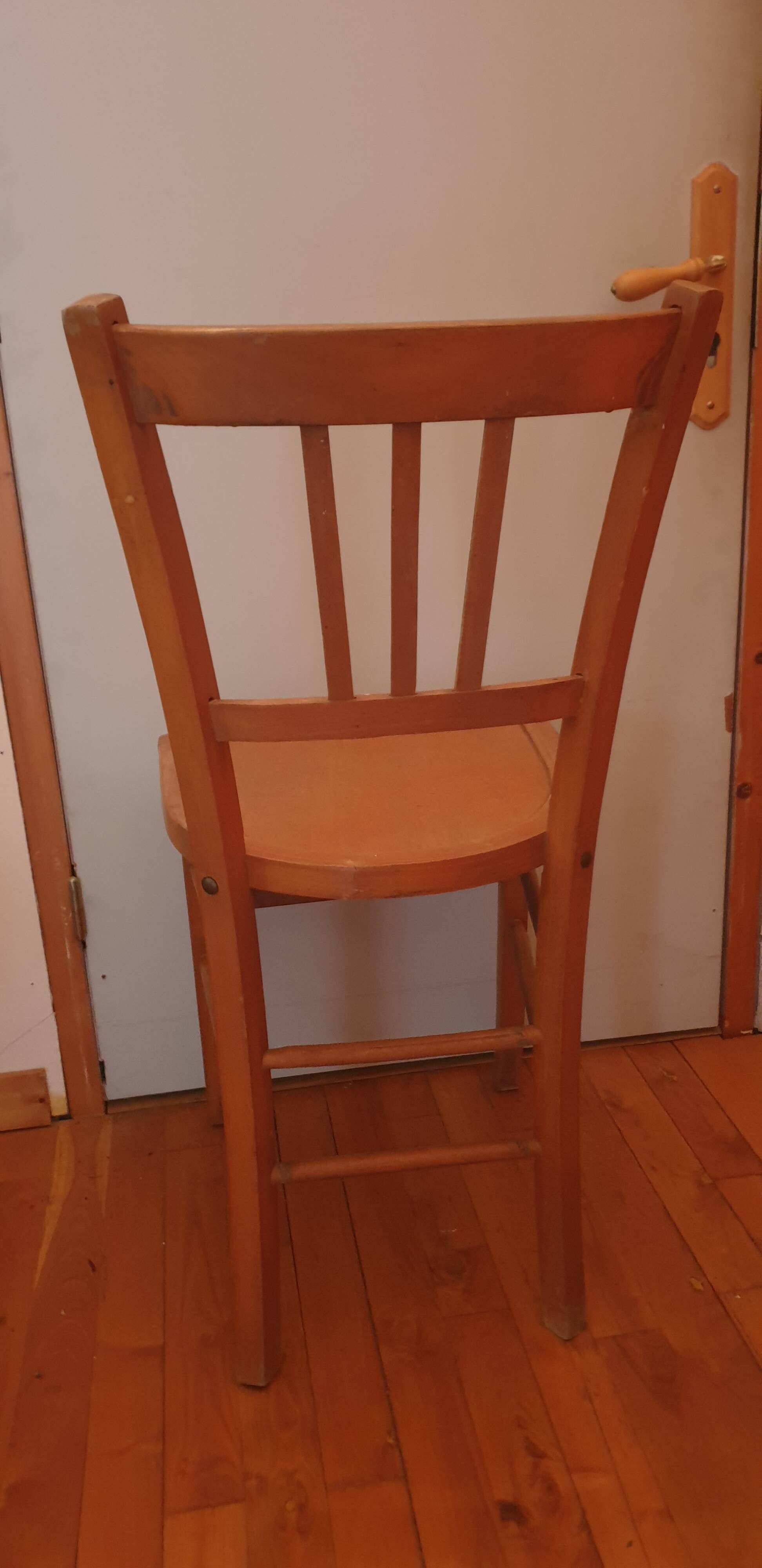 Quatre chaises bistrot