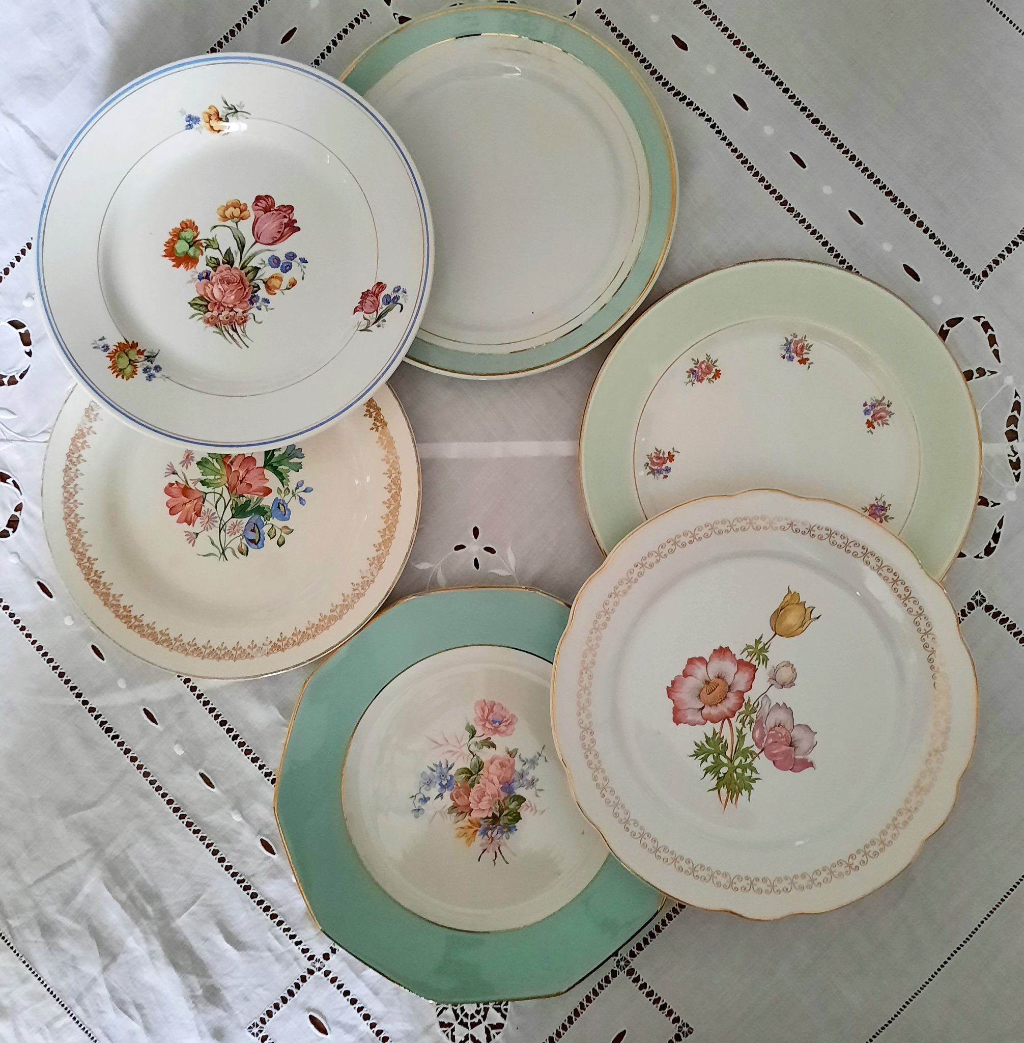 Assiettes plates anciennes dépareillées en faïence avec doré