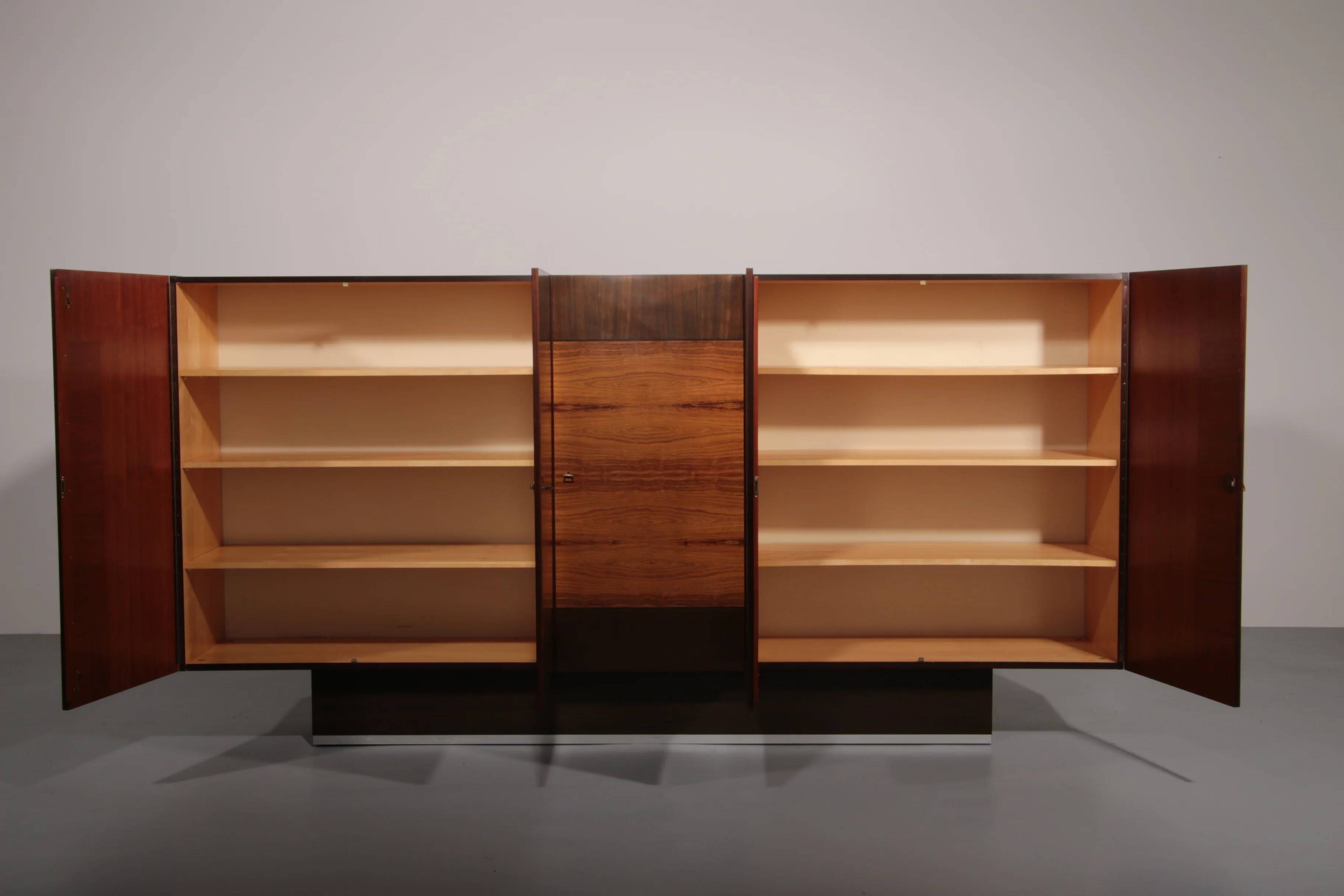 Beautiful large wall unit with plenty of storage space and a bar cabinet, 1970.