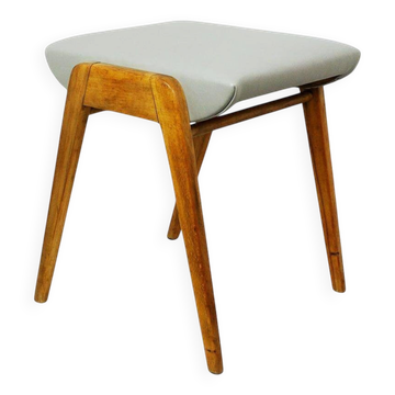 Tabouret empilable autrichien en hêtre et cuir gris du milieu du siècle par Franz Schuster