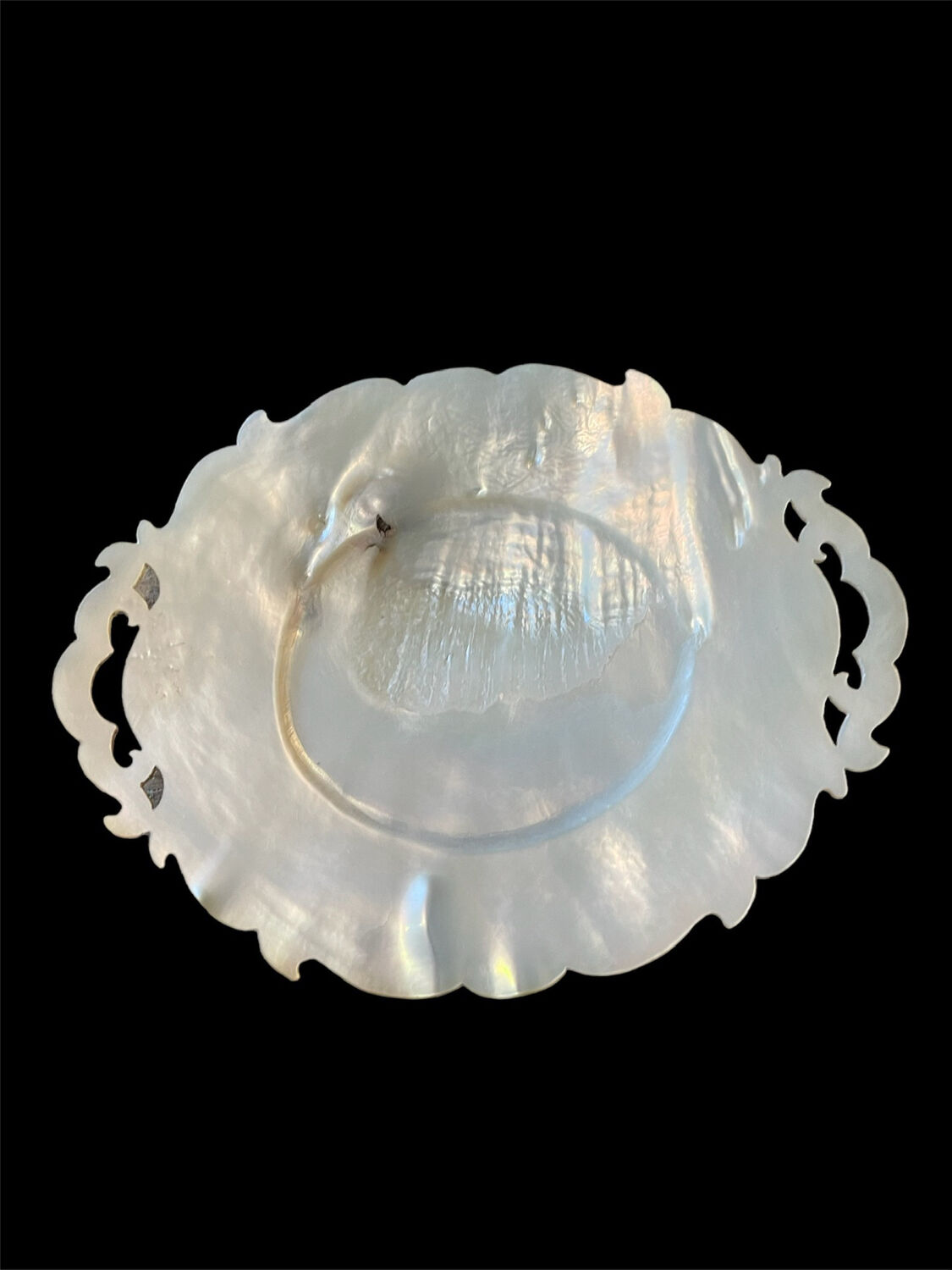 Caviar dish in reticulated and carved mother-of-pearl