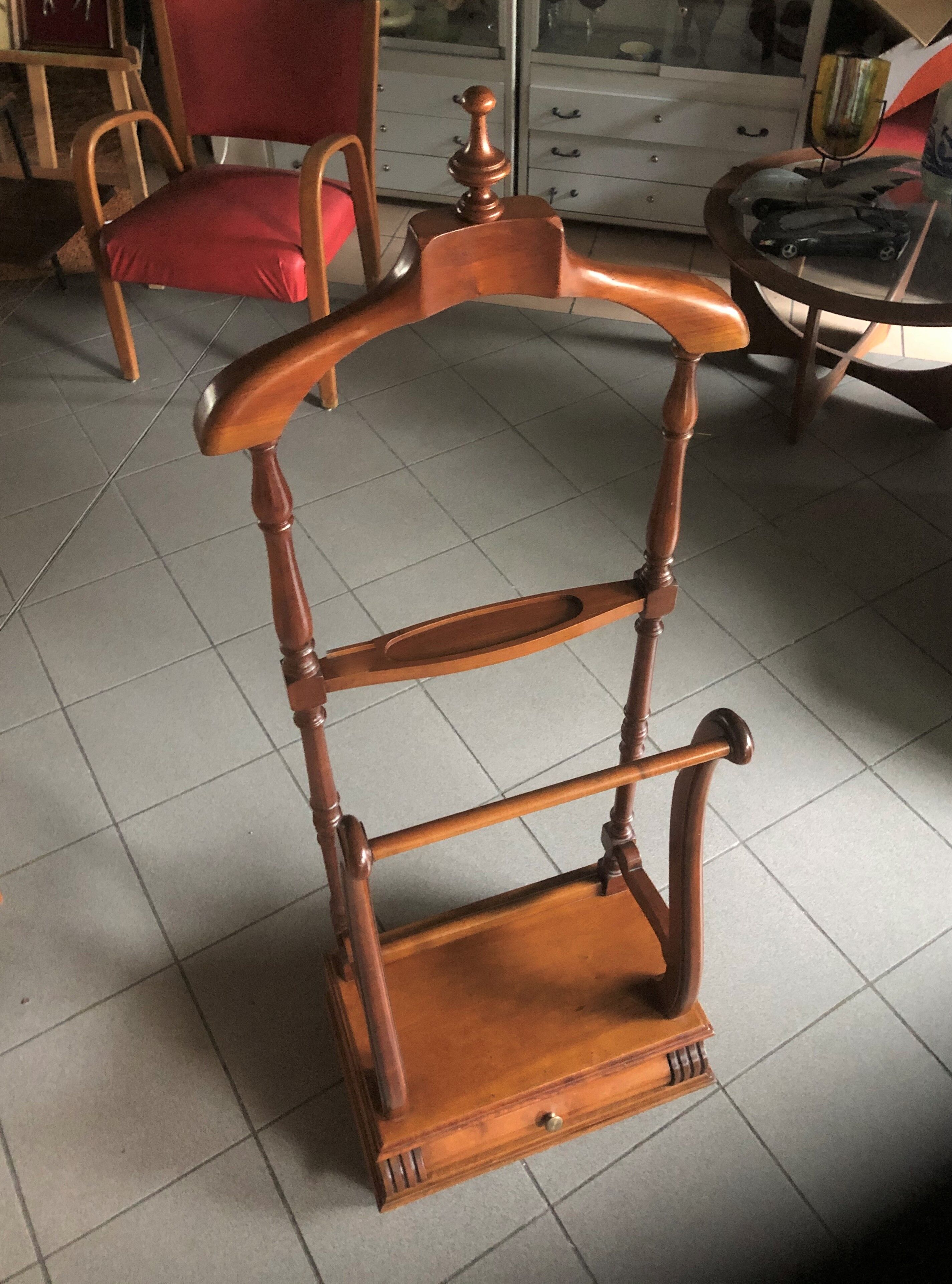 Servant Oak Room Valet