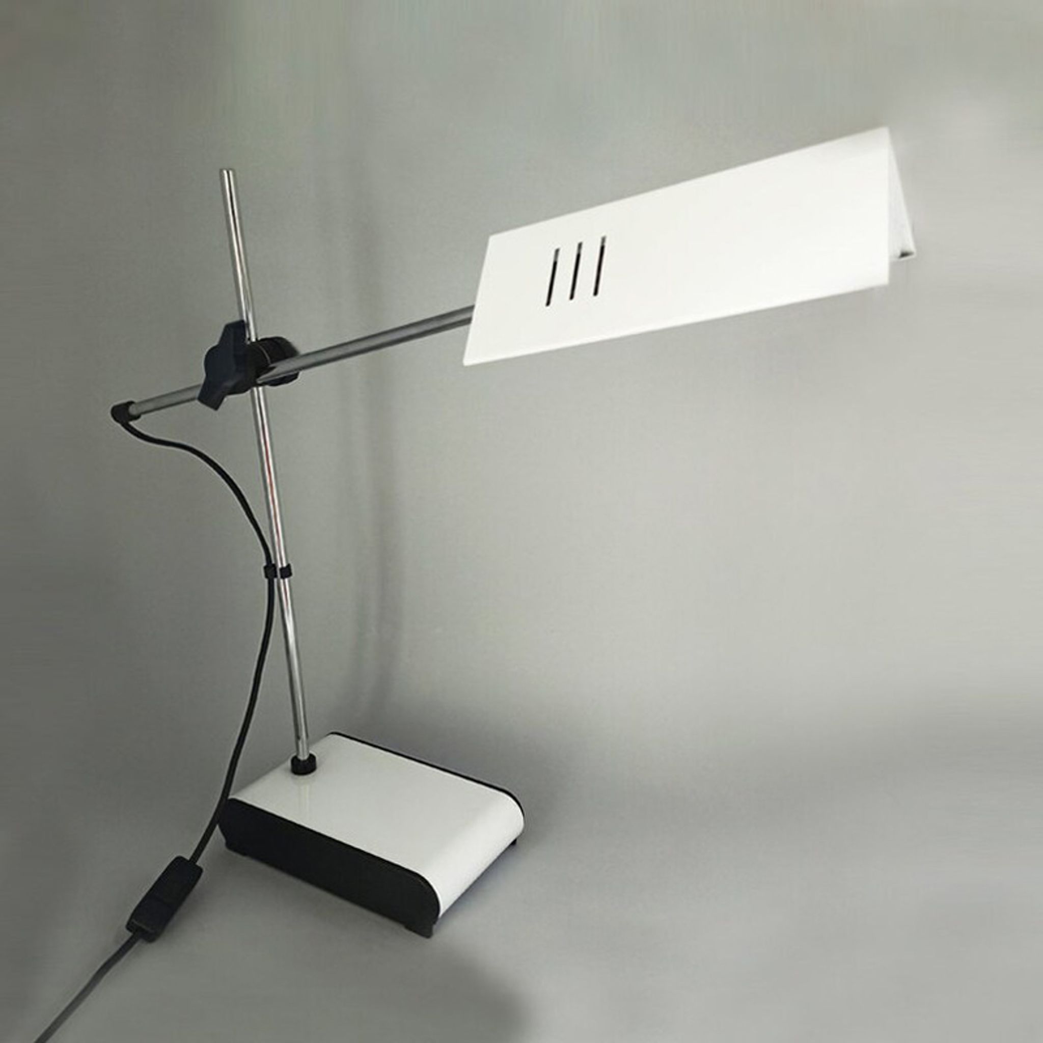 1970s original vintage white table lamp design by Veneta Lumi. Made in Italy
