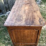 Commode Louis XV d’époque en noyer massif.