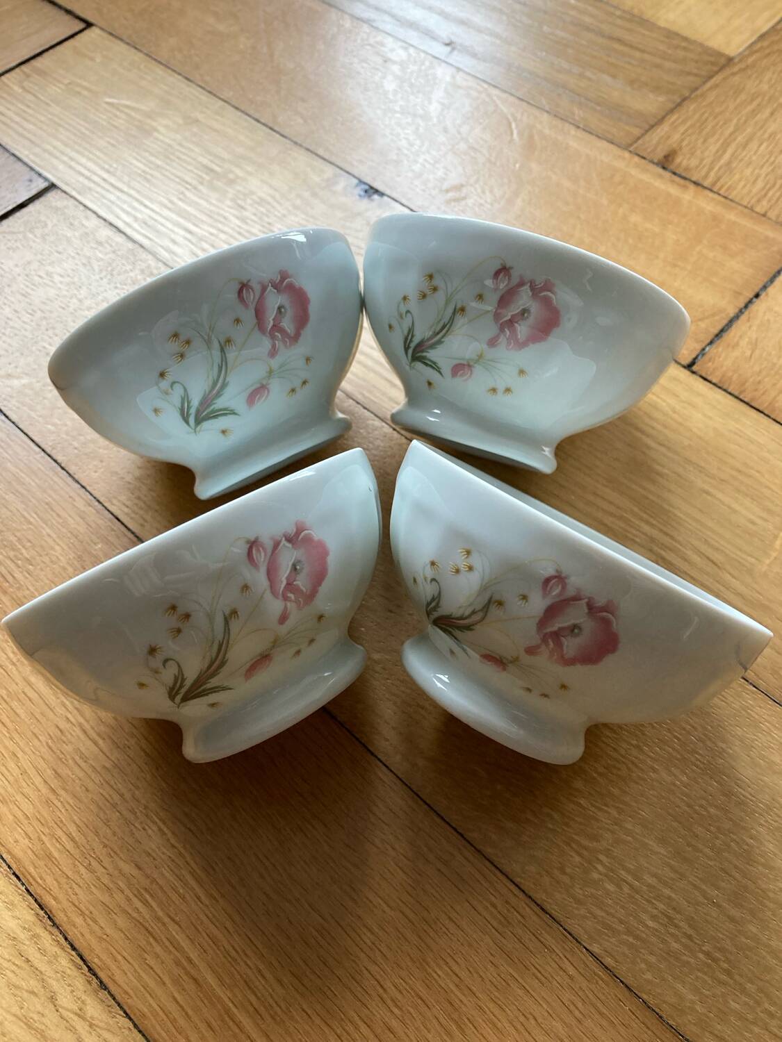 4 bols à facettes piédouche motif coquelicots Limoges