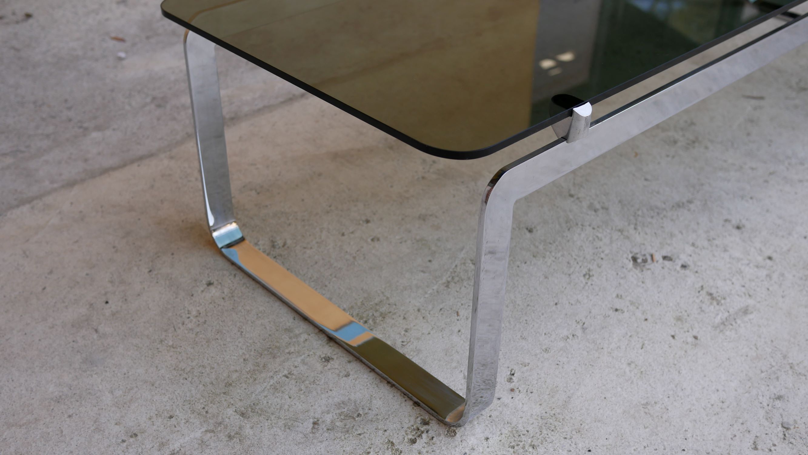 Table basse vintage en métal chromé et en verre fumé