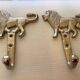 Paire de patères lions argentées
