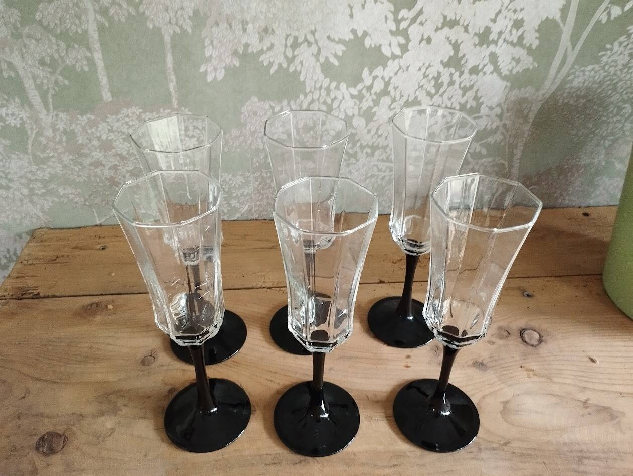Set of 6 Arcoroc flutes with black stems – 1970s design