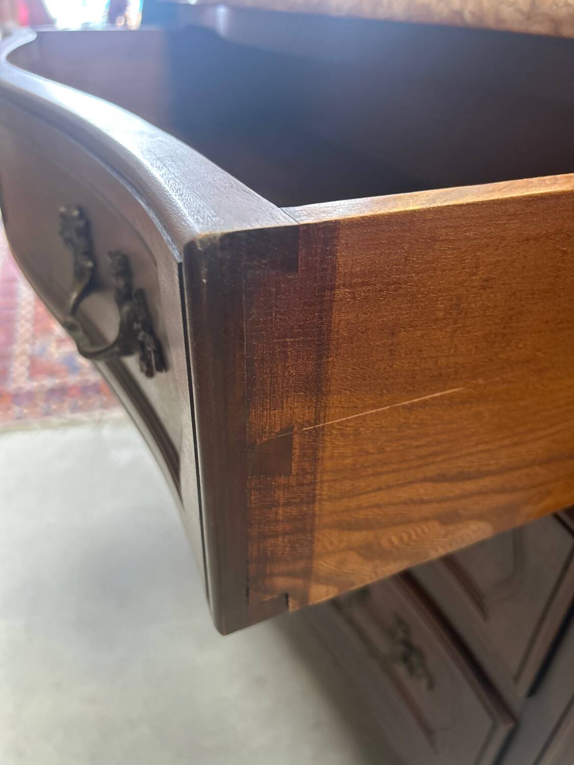 Curved chest of drawers