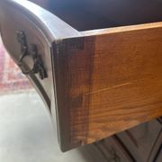 Commode galbée