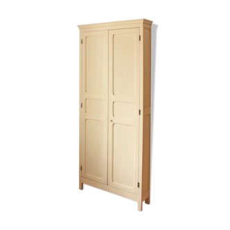 Armoire parisienne haute et étroite