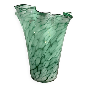 Vase mouchoir vintage en verre doublé à col chantourné à teintes vertes marbrées de blanc