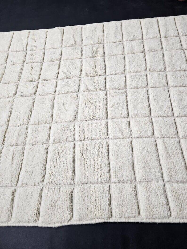 Handmade pure wool rug, size 1.5/2.5 m.