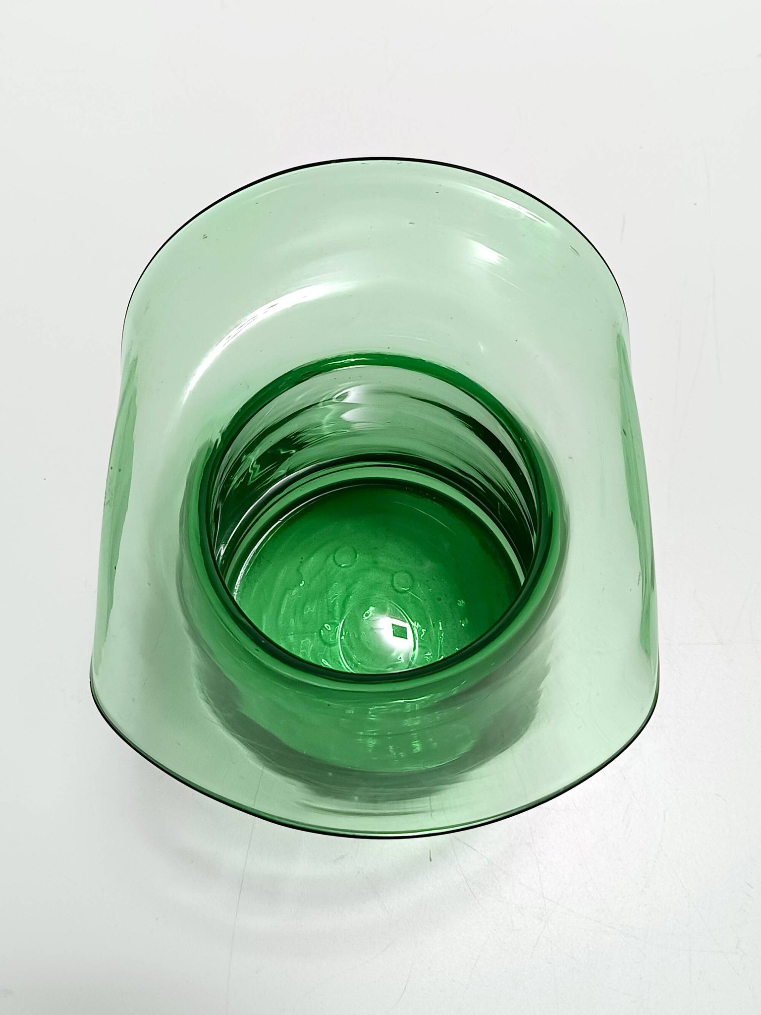 Vase cylindrique en verre soufflé à la main vert, Empoli, Italie