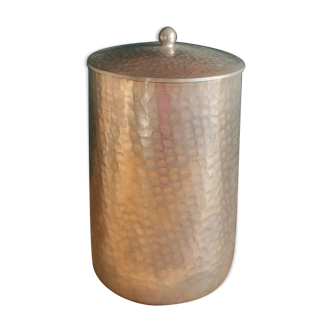 Pot with hammered metal lid
