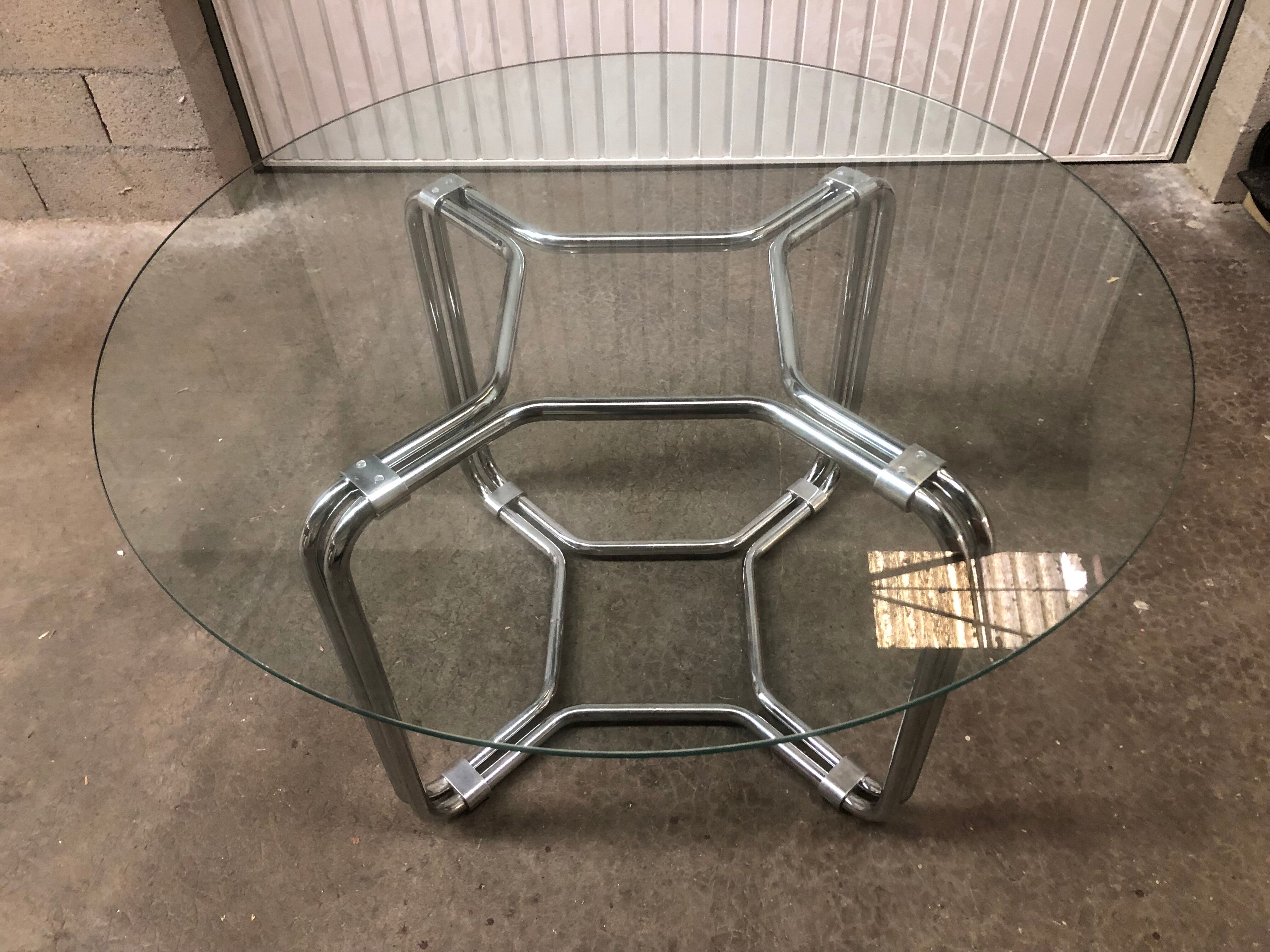 Round table Italian design 1970