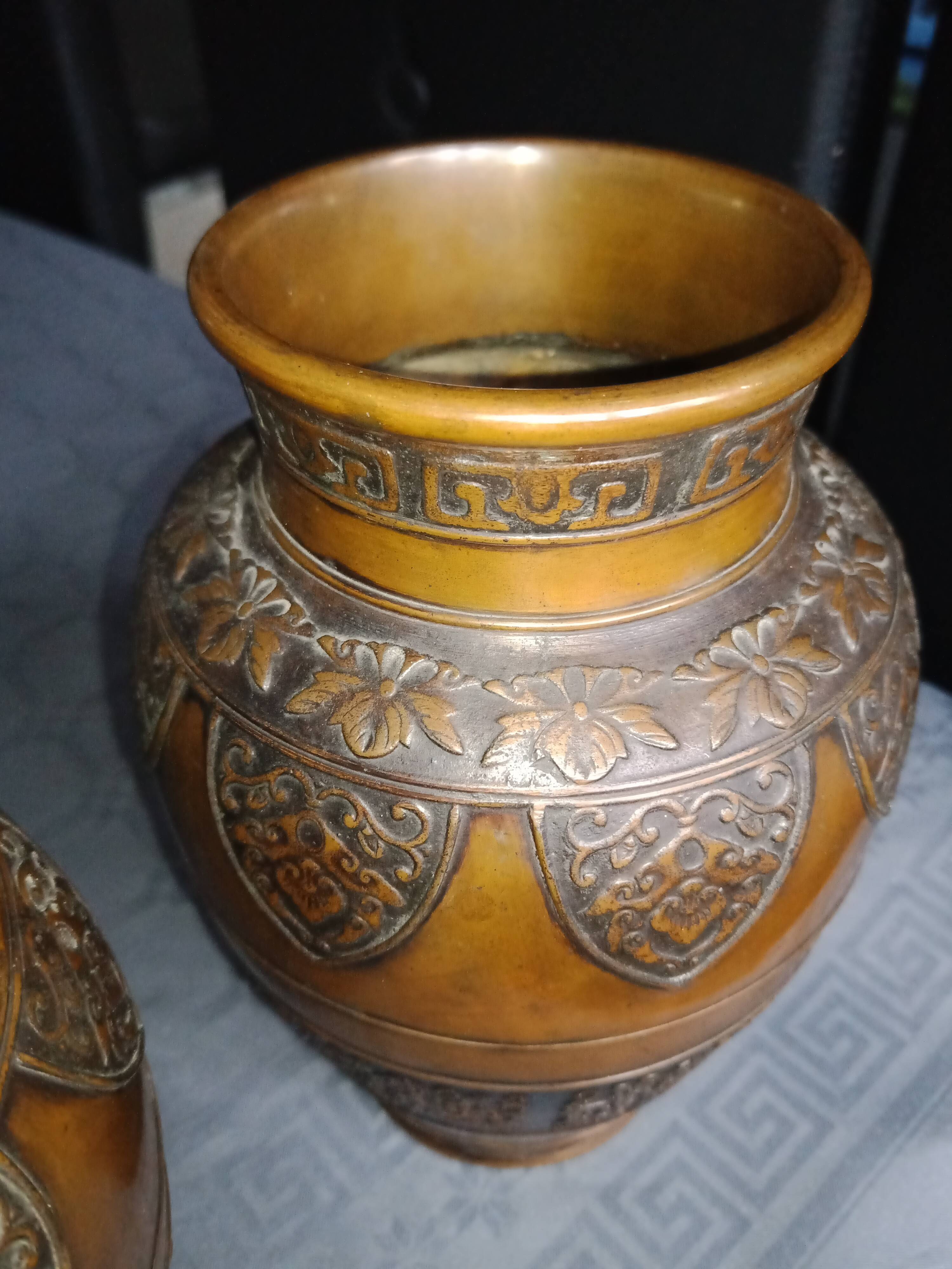 Lot de deux vases en bronze japonnais