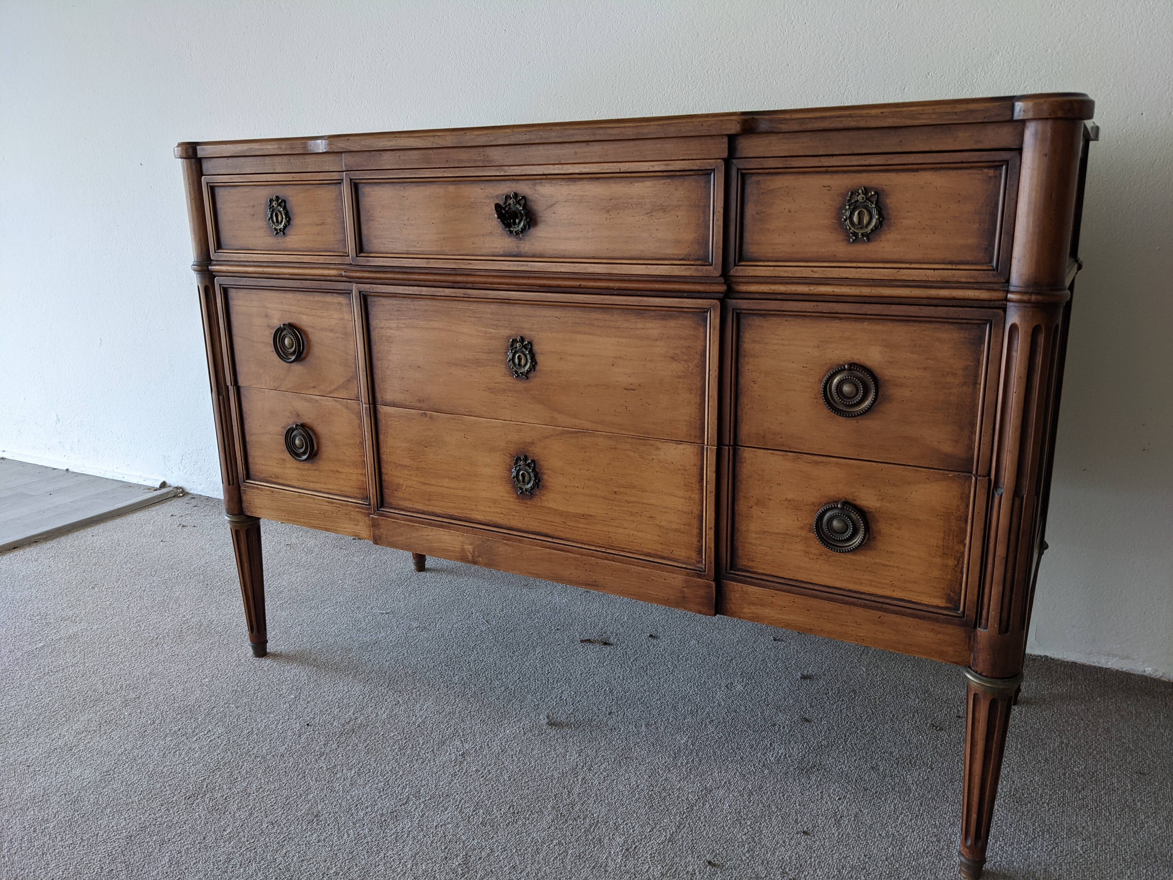 Commode de style Louis XVI