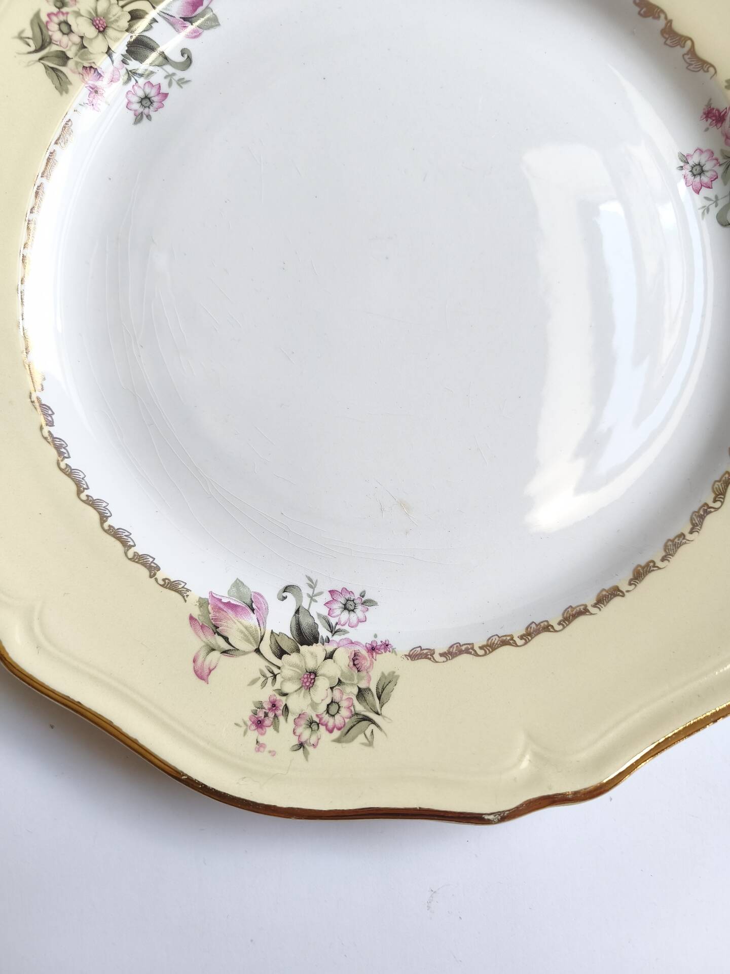 Round vintage plate L'Amandinoise model Paola cream and white flowers