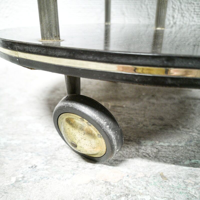 Double-trayed pedestal table