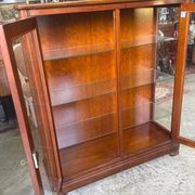 Vitrine de style classique en bois