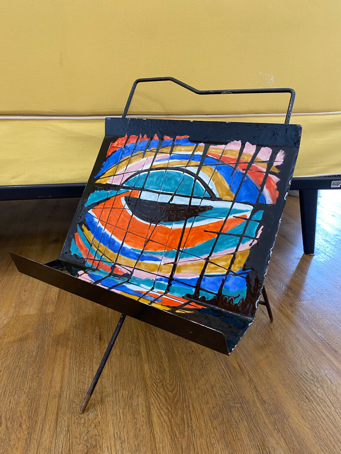 Enamelled magazine rack