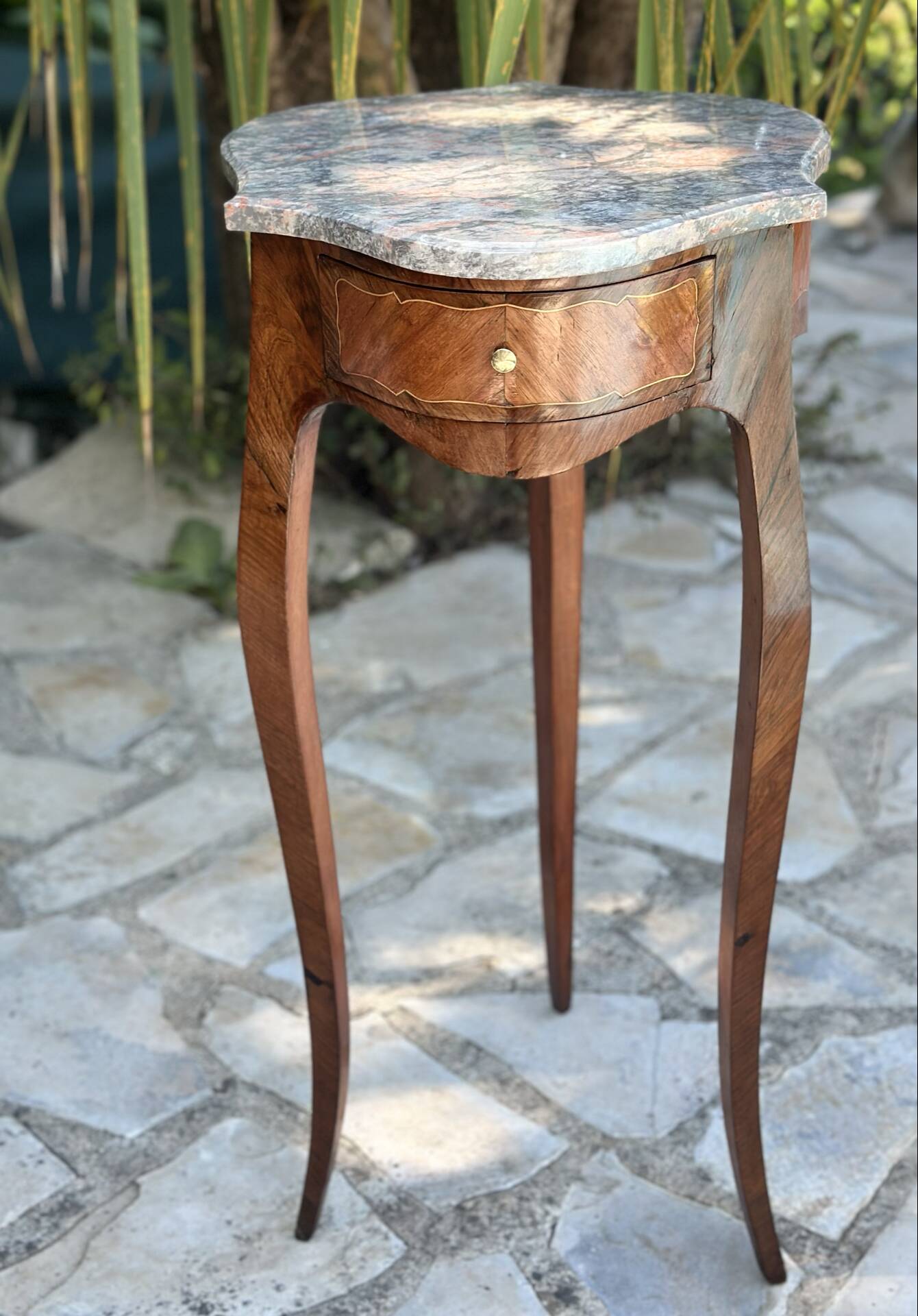 Table volante en Marqueterie de bois précieux de style Louis XV .