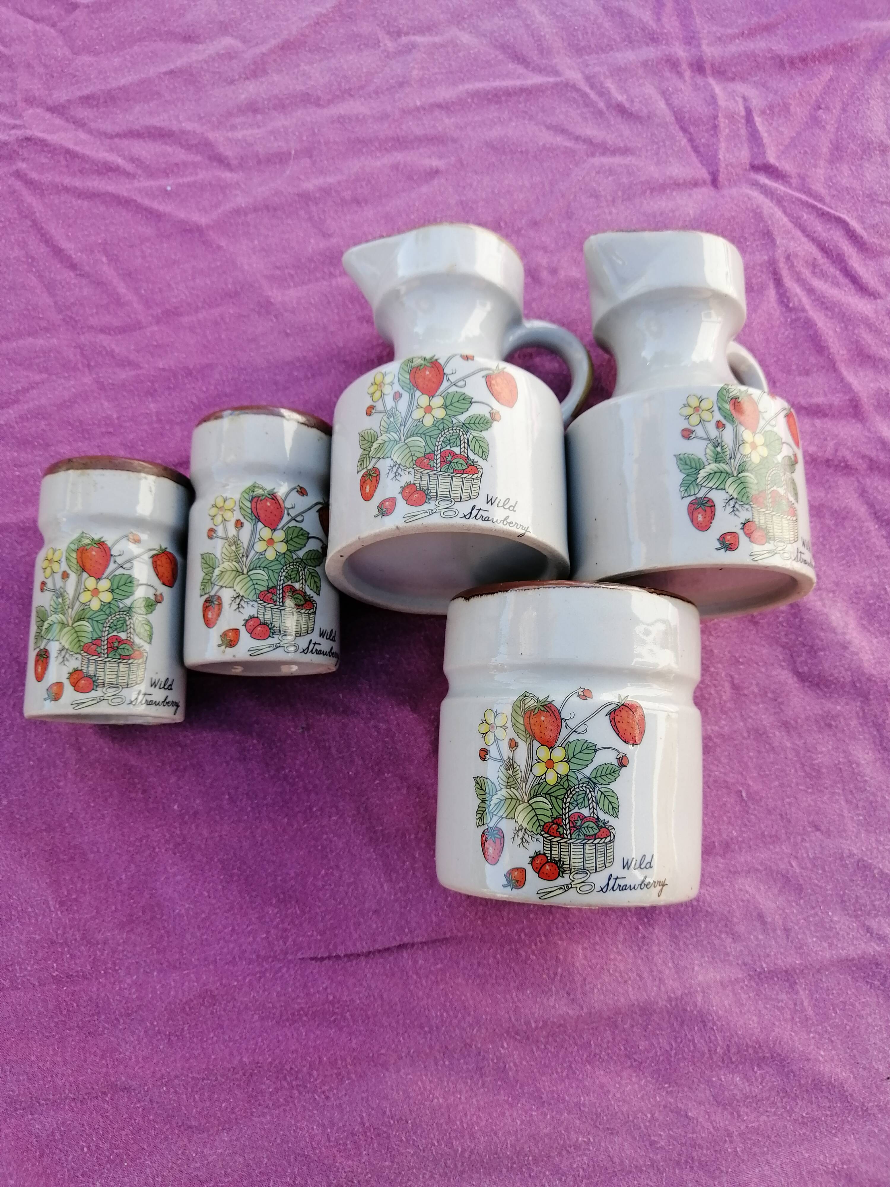 Set oil vinegar salt pepper mustard in ceramic